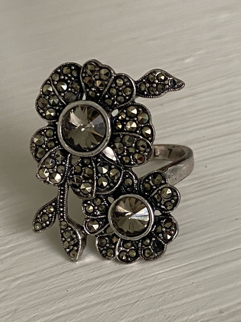 Fossil Black Flower Ring Marcasite Accents Shimmery Festival Concert Spring - Picture 12 of 16